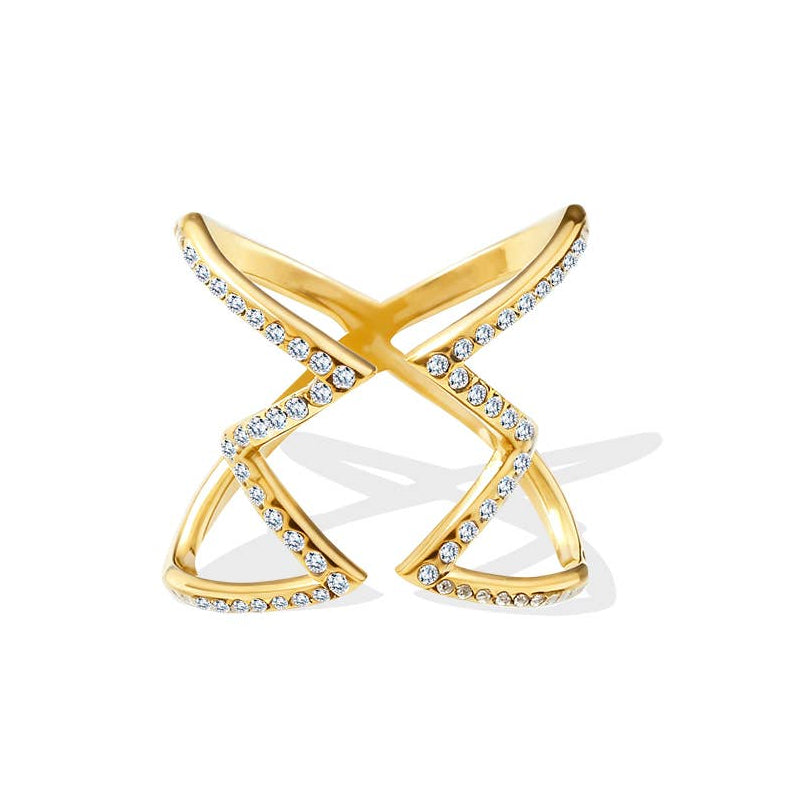 Bague large dorée au design géométrique ajouré en forme de X, pavée de petits cristaux blancs transparents et brillants sur les lignes avant, présentée de face avec ombre portée.