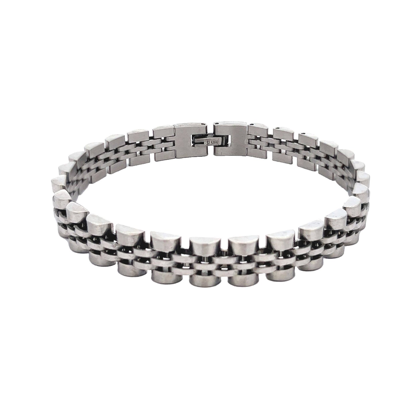 Bracelet pour homme en acier inoxydable argenté composé de maillons articulés sur plusieurs rangs de style bracelet de montre de luxe, avec fermoir à clapet intégré, sur fond blanc.