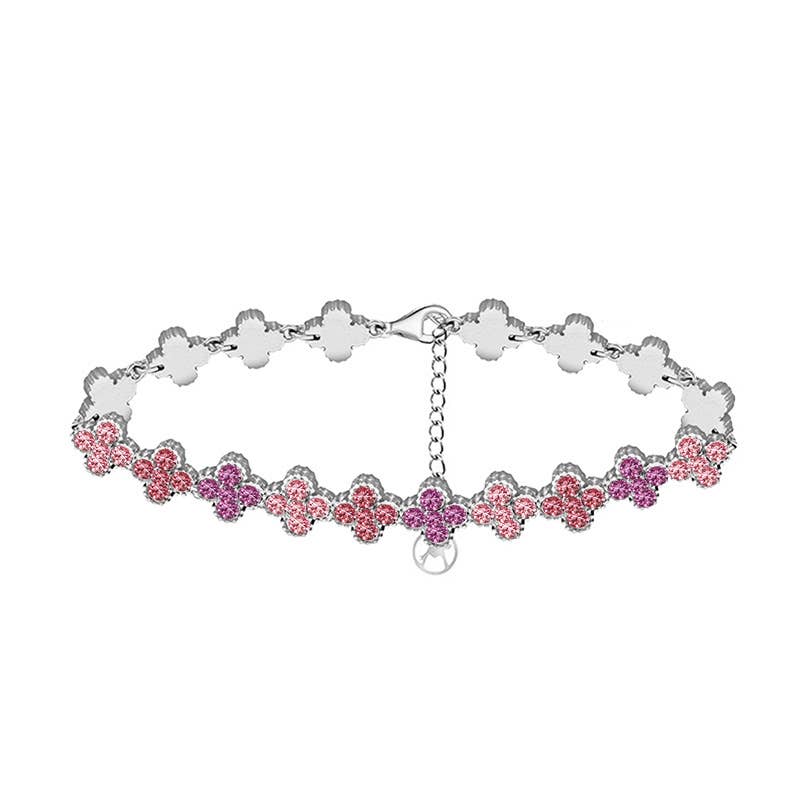 Bracelet argenté pour femme avec motifs trèfles pavés d'oxydes de zirconium roses en dégradé.