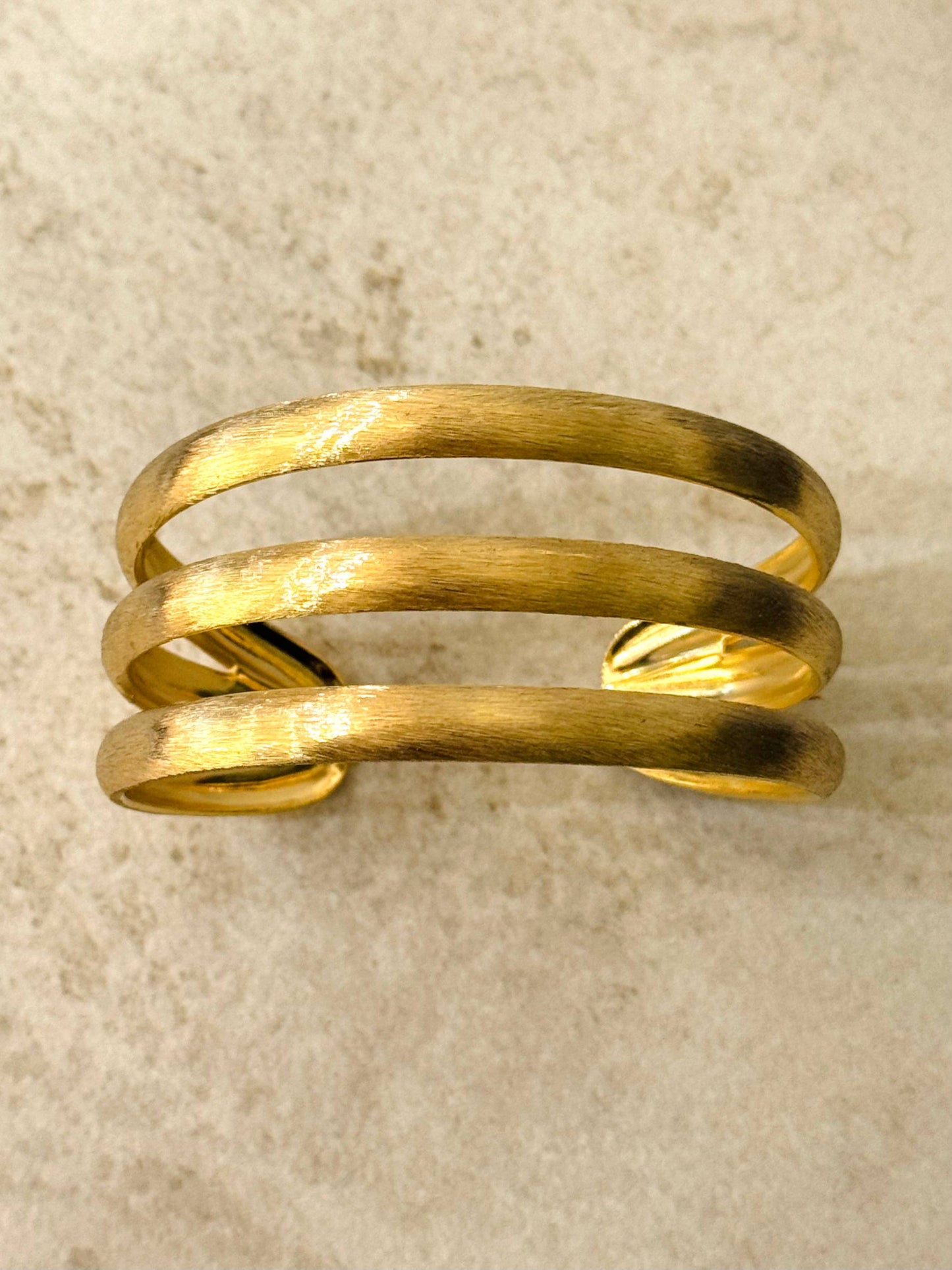 Bracelet jonc en or brossé à triple ligne