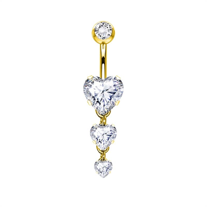 Piercing de nombril doré de type banane avec un strass blanc supérieur et un pendentif composé de trois cristaux transparents en forme de cœurs en cascade, sur fond blanc.
