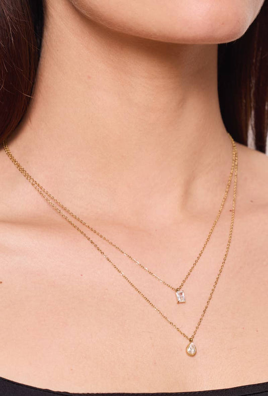 Collier double rang doré pour femme en acier inoxydable avec pendentif rectangle et pendentif goutte en cristal blanc brillant.