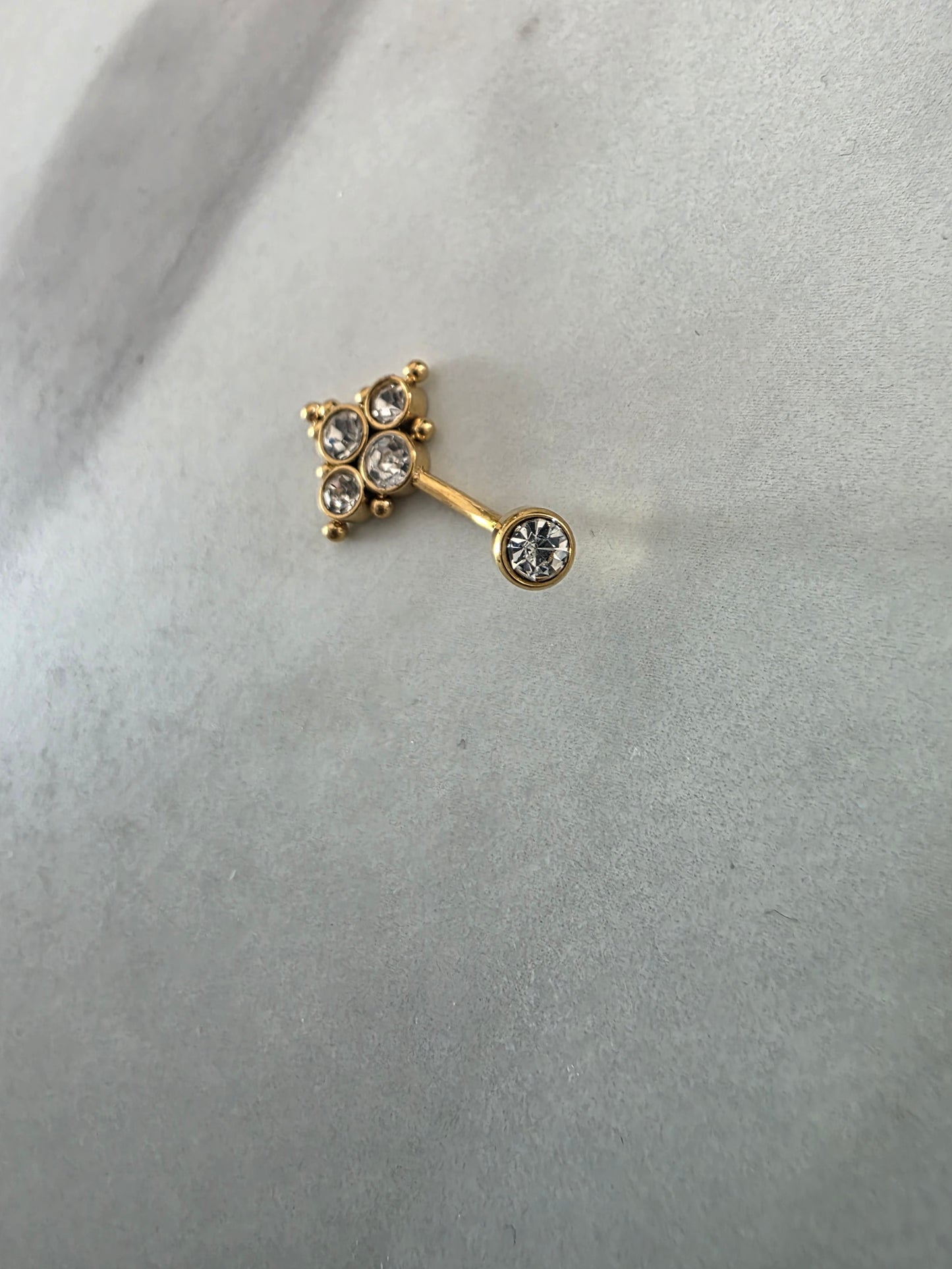 Piercing de nombril Yui en acier chirurgical avec pierres en oxyde de zirconium
