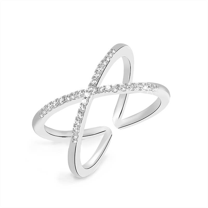 Bague argentée croisée ouverte pour femme en acier inoxydable avec pavage de cristaux en oxydes de zirconium.