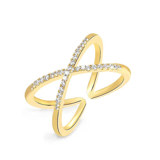 Bague dorée ajustable en acier inoxydable avec design croisé en X formé d'un anneau lisse et d'un anneau serti de strass brillants.
