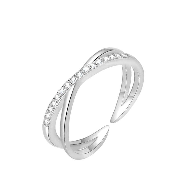 Bague argentée ajustable pour femme en acier inoxydable avec trois anneaux entrelacés dont un pavé de cristaux brillants.