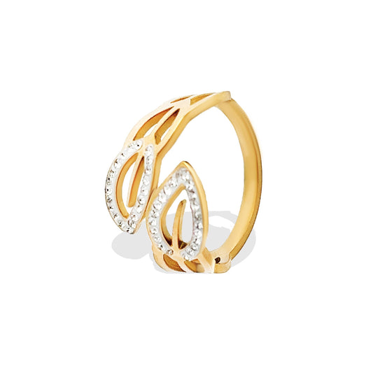 Bague ouverte dorée motif double feuille avec pavage de cristaux scintillants sur fond blanc.