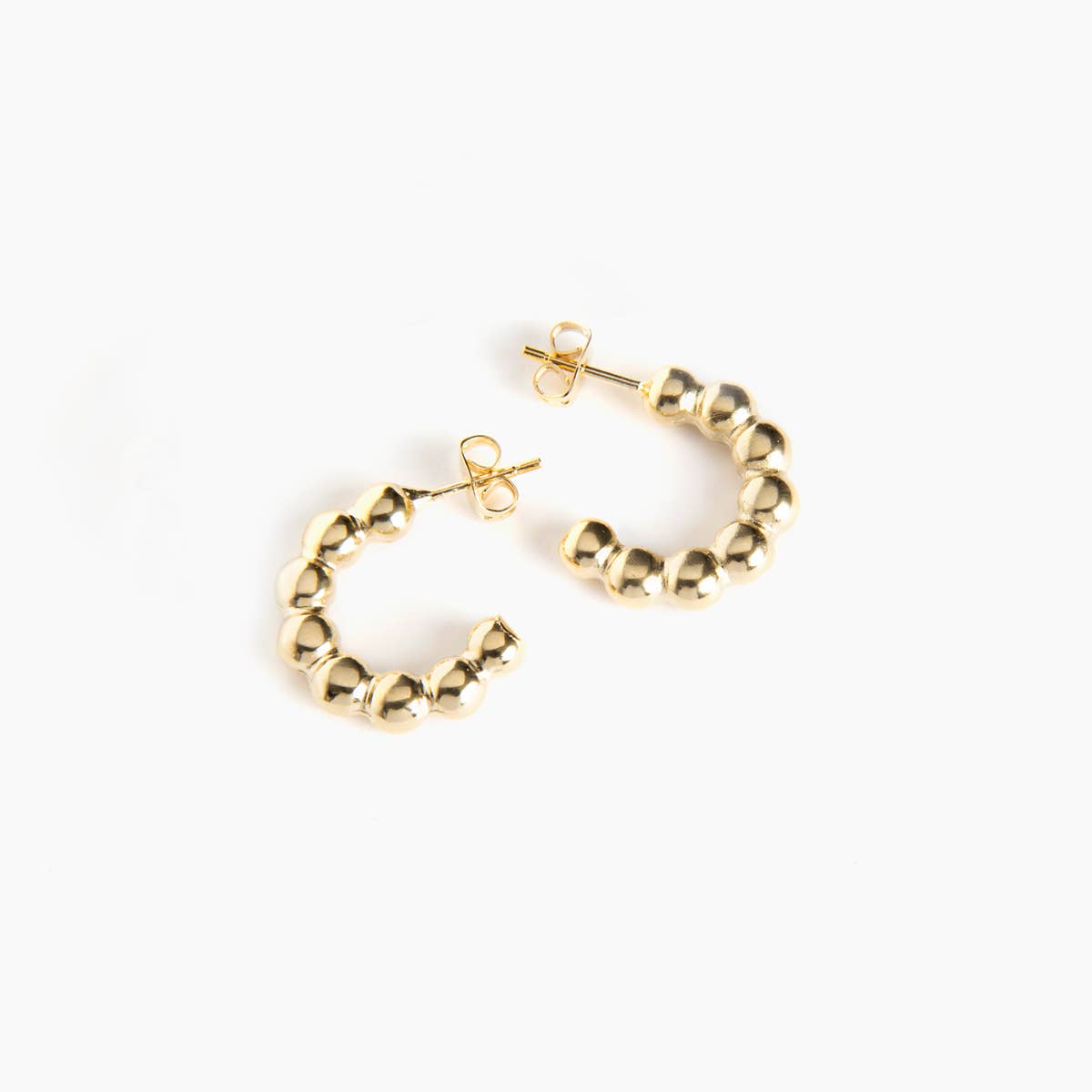 Boucles d'oreilles Orphée REF 150 - Paire de demi créoles dorées pour femme avec un design texturé en relief de billes lisses brillantes et fermoir poussette.  