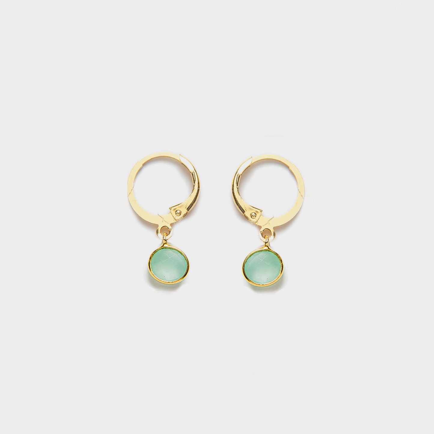 Boucles d'oreilles dorées Céleste REF 146 pour femme style dormeuses avec pendentif rond serti clos couleur bleu aigue-marine pastel facettée.