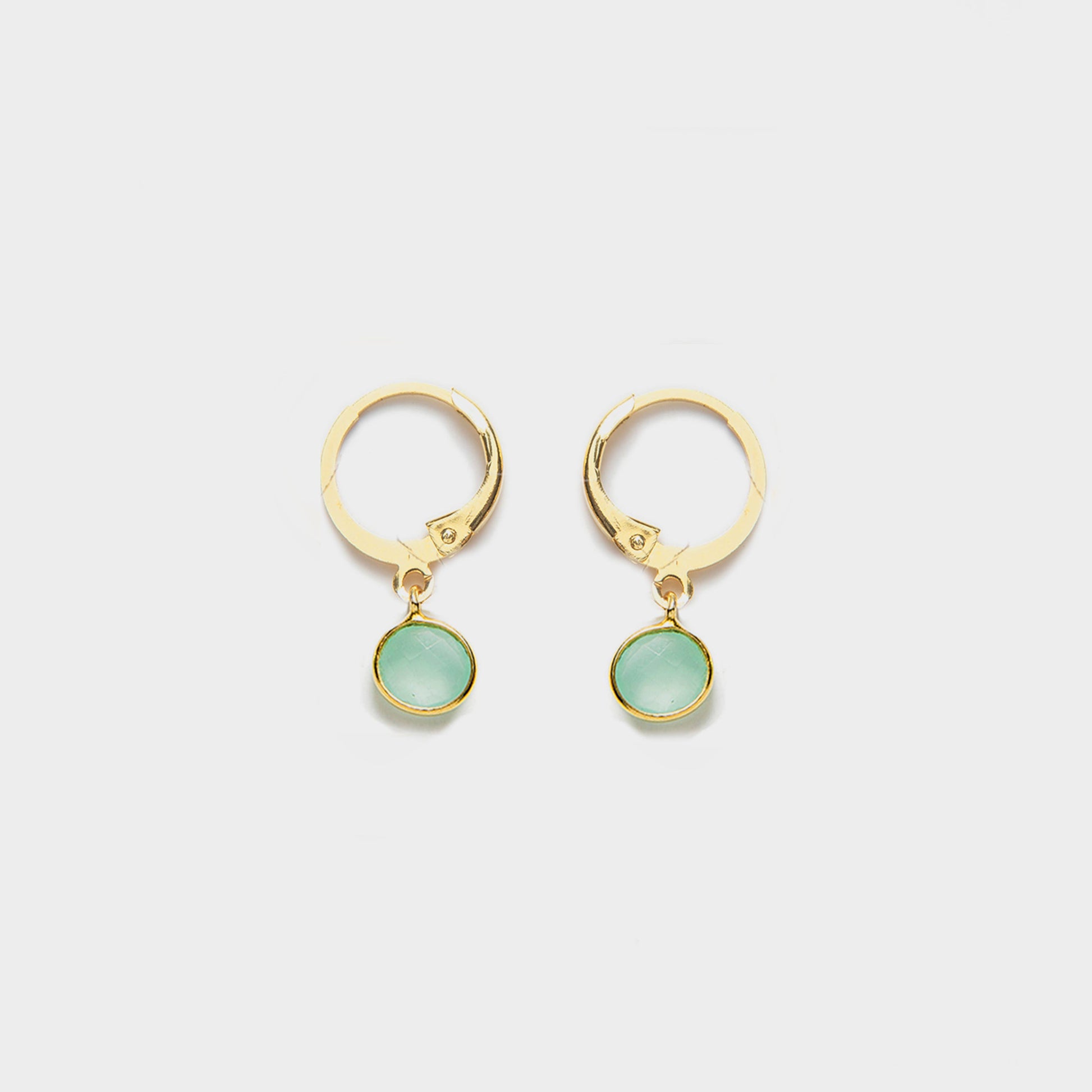 Boucles d'oreilles dorées Céleste REF 146 pour femme style dormeuses avec pendentif rond serti clos couleur bleu aigue-marine pastel facettée.