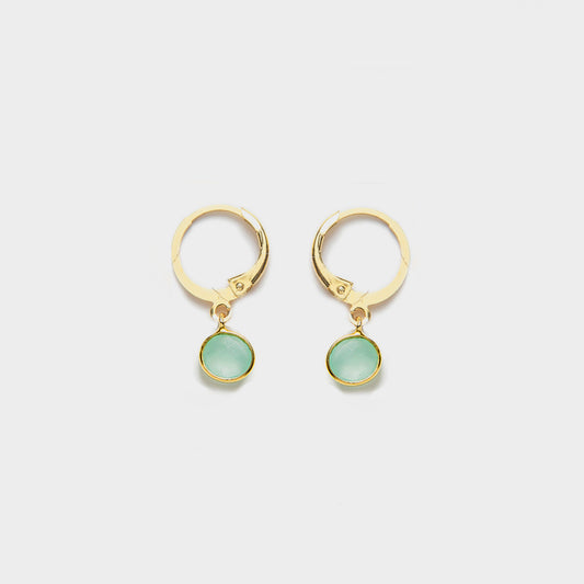 Boucles d'oreilles dorées Céleste REF 146 pour femme style dormeuses avec pendentif rond serti clos couleur bleu aigue-marine pastel facettée.