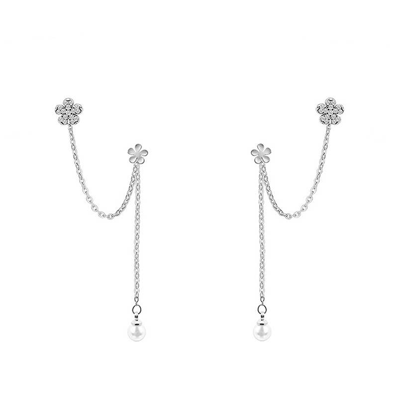 Boucles d'oreilles argentées double lobe en forme de fleurs de cerisier serties de cristaux avec chaînes pendantes et perles blanches.