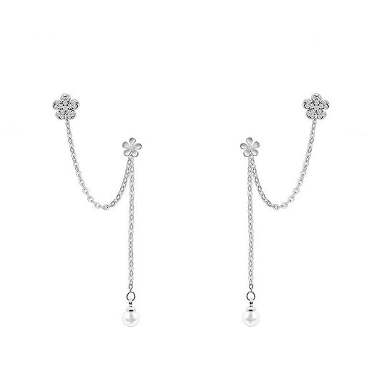 Boucles d'oreilles argentées double lobe en forme de fleurs de cerisier serties de cristaux avec chaînes pendantes et perles blanches.