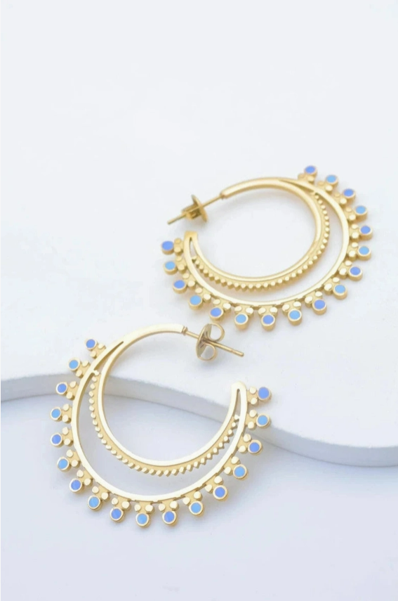 Paire de boucles d'oreilles créoles en forme de croissant de lune en acier inoxydable doré avec petites perles d'émail bleu ciel.