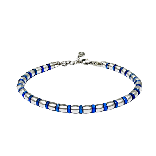 Bracelet fin pour homme en acier inoxydable argenté composé d'une alternance régulière de maillons ovales polis et de petites perles bleu électrique métallisé, équipé d'un fermoir mousqueton avec chaînette d'extension.