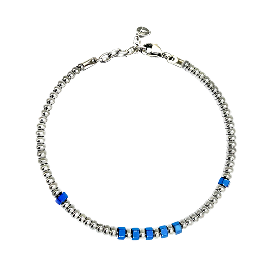 Bracelet fin pour homme disposé en cercle, composé de petites billes en acier inoxydable argenté poli et orné de perles cubiques bleu électrique métallisé, avec fermoir mousqueton et chaînette de réglage.