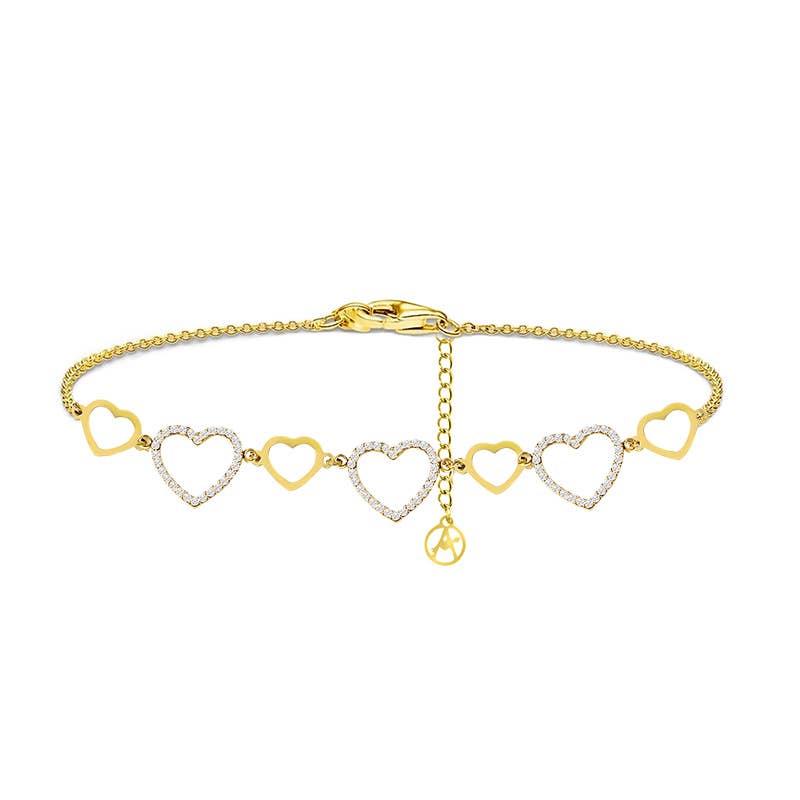 Bracelet fin doré pour femme en acier inoxydable composé d'une suite de cœurs ajourés lisses et sertis de cristaux brillants avec fermoir mousqueton.