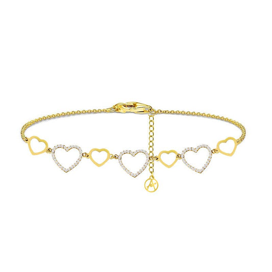 Bracelet fin doré pour femme en acier inoxydable composé d'une suite de cœurs ajourés lisses et sertis de cristaux brillants avec fermoir mousqueton.