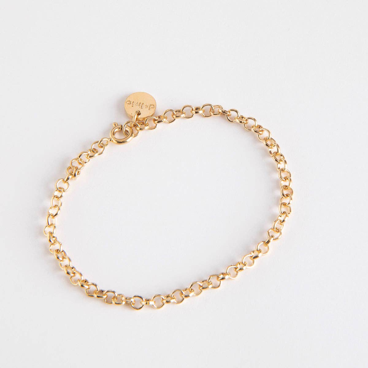 Bracelet chaîne doré Jany REF 151 pour femme en mailles rondes lumineuses avec fermoir à ressort et mini médaille ronde suspendue.