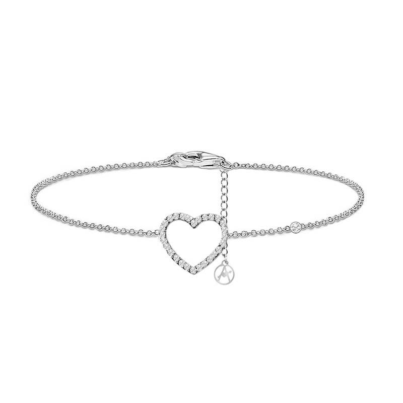 Bracelet chaîne fin argenté avec un pendentif central en forme de cœur évidé pavé de petits cristaux blancs, un petit strass solitaire excentré et un fermoir mousqueton avec chaînette de réglage.