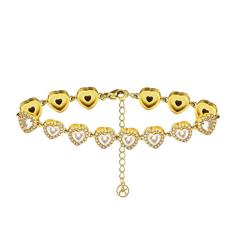 Bracelet doré articulé composé d'une suite de maillons en forme de cœurs sertis de cristaux blancs transparents et entourés de petits strass étincelants, présenté de face sur fond blanc.