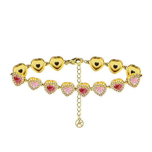 Bracelet doré articulé composé d'une suite de maillons en forme de cœurs sertis de cristaux roses et entourés de petits strass blancs, présenté de face sur fond blanc.