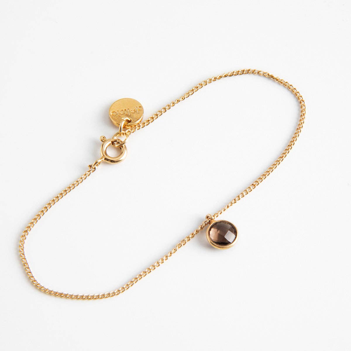 Bracelet doré Céleste REF 143 pour femme avec chaîne fine, fermoir à ressort, médaille ronde gravée et petit pendentif serti clos couleur quartz brun fumé facetté.