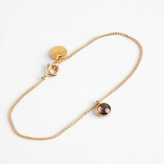 Bracelet doré Céleste REF 143 pour femme avec chaîne fine, fermoir à ressort, médaille ronde gravée et petit pendentif serti clos couleur quartz brun fumé facetté.