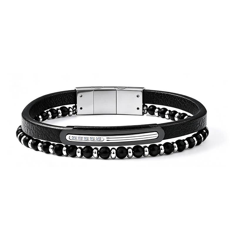 Bracelet double rang pour homme composé d'une lanière en cuir noir avec plaque argentée sertie de cinq cristaux alignés et d'un rang de perles noires et argentées, fermé par un fermoir magnétique en acier, sur fond blanc.
