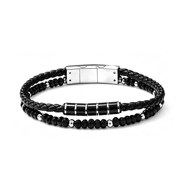 Bracelet double rang pour homme composé d'une lanière en cuir noir tressé avec cinq cylindres centraux noirs et argentés, et d'un rang de petites perles noires facettées et argentées, avec fermoir magnétique en acier.