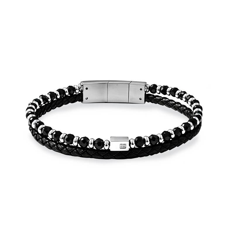 Bracelet double rang pour homme composé d'un rang supérieur de perles noires facettées avec intercalaires argentés et cube central en acier, et d'un rang inférieur en cuir noir tressé, sur fond blanc.
