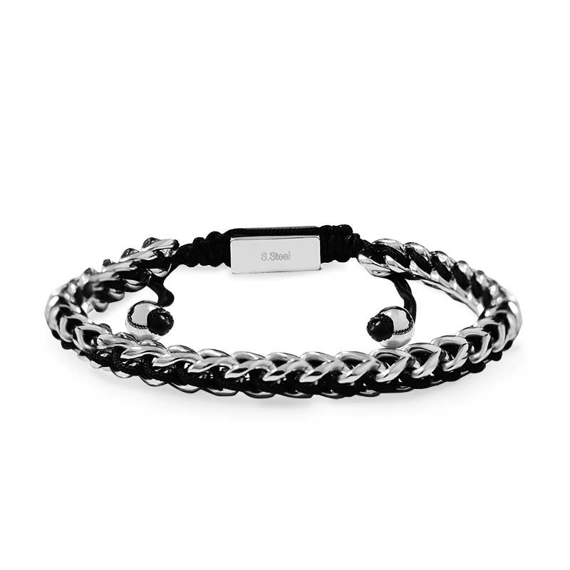Bracelet pour homme composé d'une chaîne gourmette en acier inoxydable argenté poli entrelacée d'un cordon noir, doté d'un fermoir coulissant réglable avec plaque en acier gravée S.Steel, sur fond blanc.