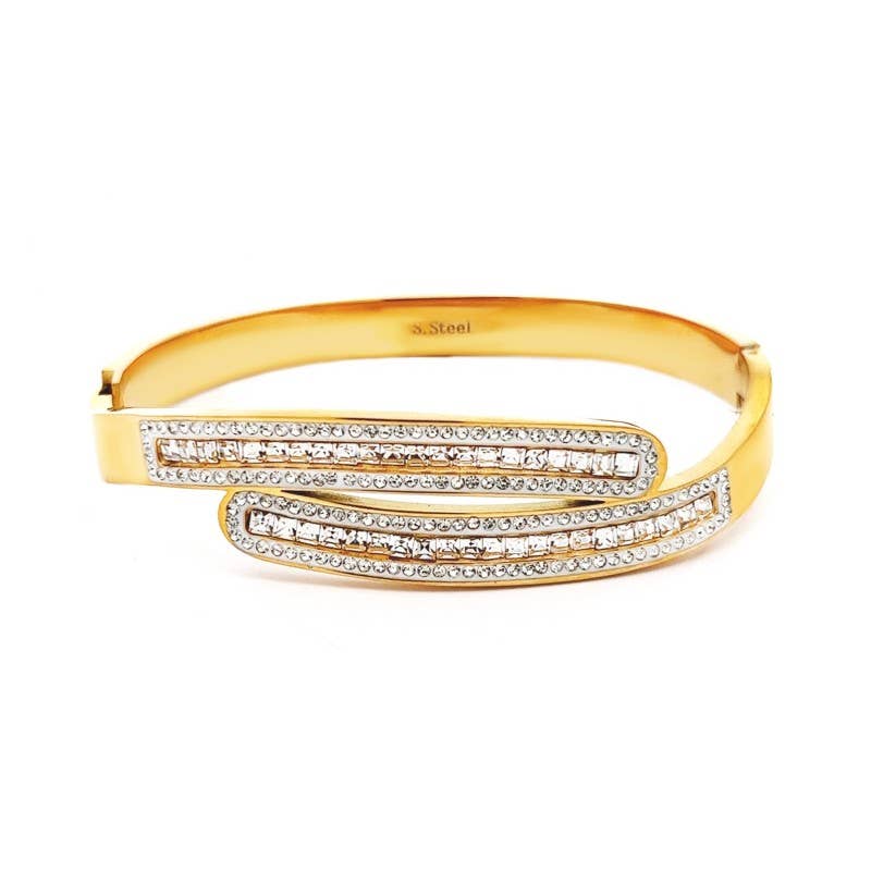 Bracelet jonc rigide doré pour femme en acier inoxydable au design croisé asymétrique avec double rangée de cristaux carrés et strass ronds brillants.