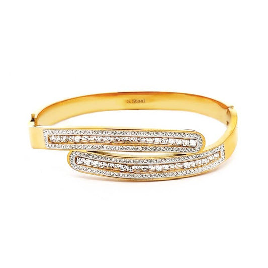 Bracelet jonc rigide doré pour femme en acier inoxydable au design croisé asymétrique avec double rangée de cristaux carrés et strass ronds brillants.