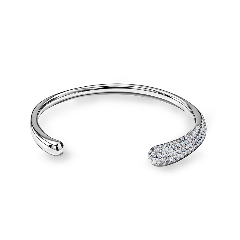 Bracelet jonc rigide argenté de style torque ouvert avec dôme asymétrique serti de strass scintillants en oxydes de zirconium.