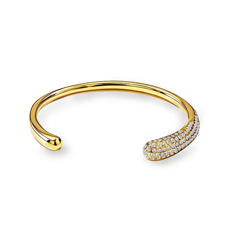 Bracelet jonc ouvert doré pour femme en acier inoxydable poli avec une extrémité en forme de goutte bombée pavée de cristaux brillants.