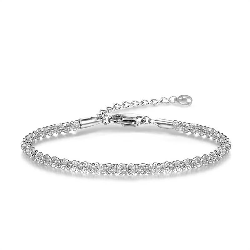 Bracelet argenté pour femme en maille tressée texturée en acier inoxydable avec fermoir mousqueton et chaînette de réglage.
