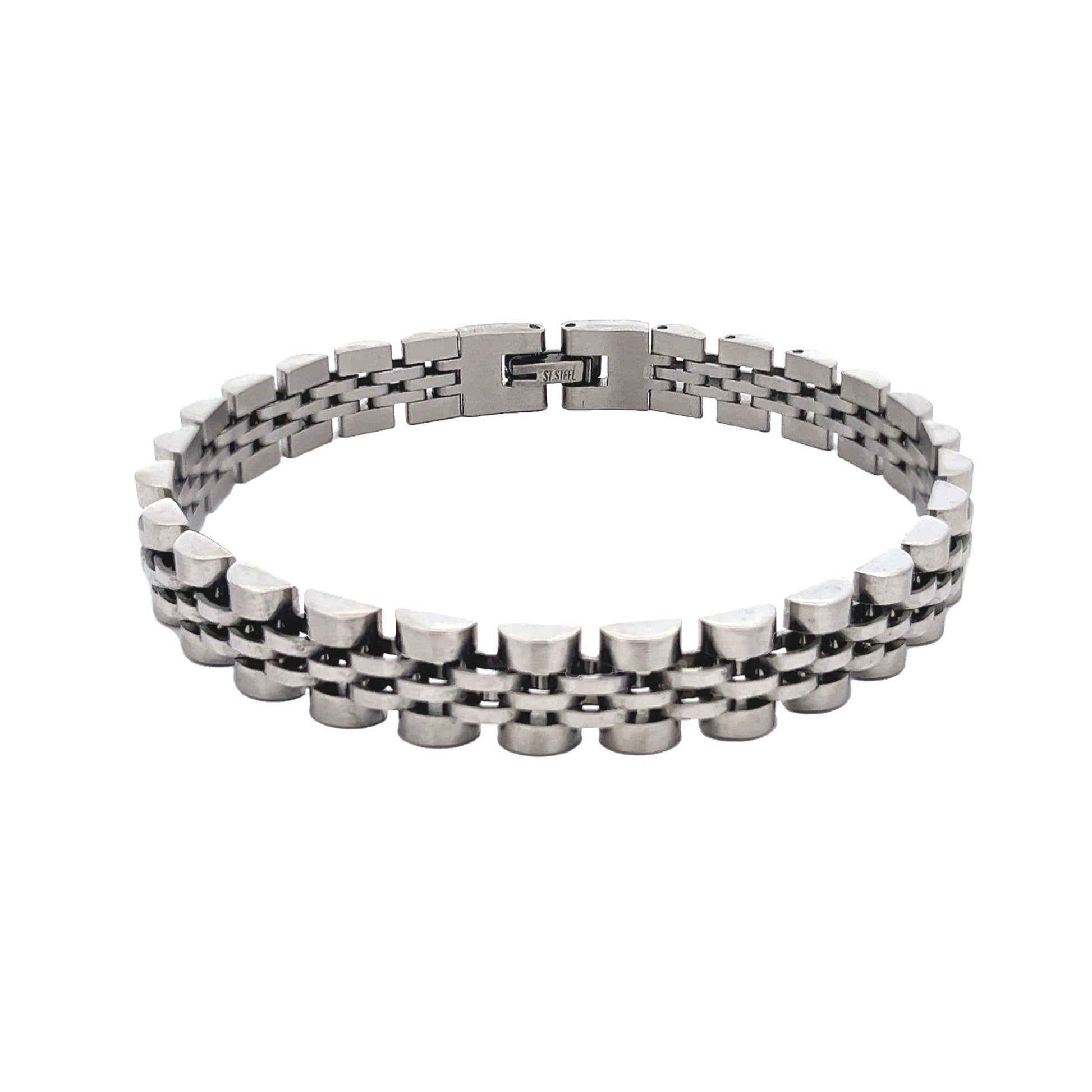Bracelet pour homme en acier inoxydable argenté composé de maillons articulés sur plusieurs rangs de style bracelet de montre de luxe, avec fermoir à clapet intégré, sur fond blanc.