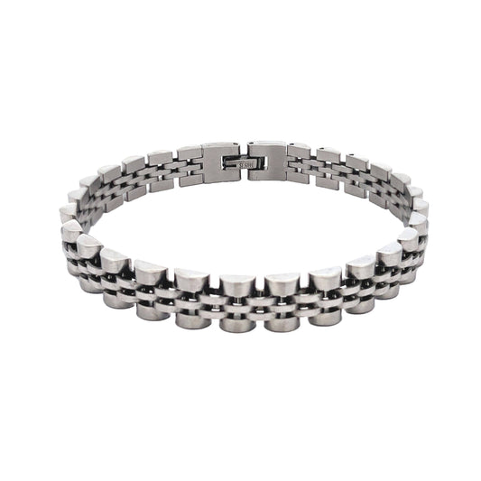 Bracelet pour homme en acier inoxydable argenté composé de maillons articulés sur plusieurs rangs de style bracelet de montre de luxe, avec fermoir à clapet intégré, sur fond blanc.