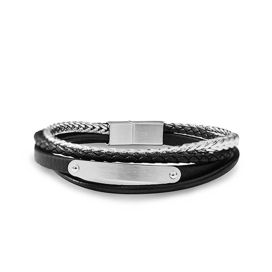 Bracelet multi-rangs pour homme composé de lanières en cuir véritable noir tressé et lisse avec plaque centrale rivetée en acier brossé, associé à une chaîne tressée argentée et un fermoir magnétique.
