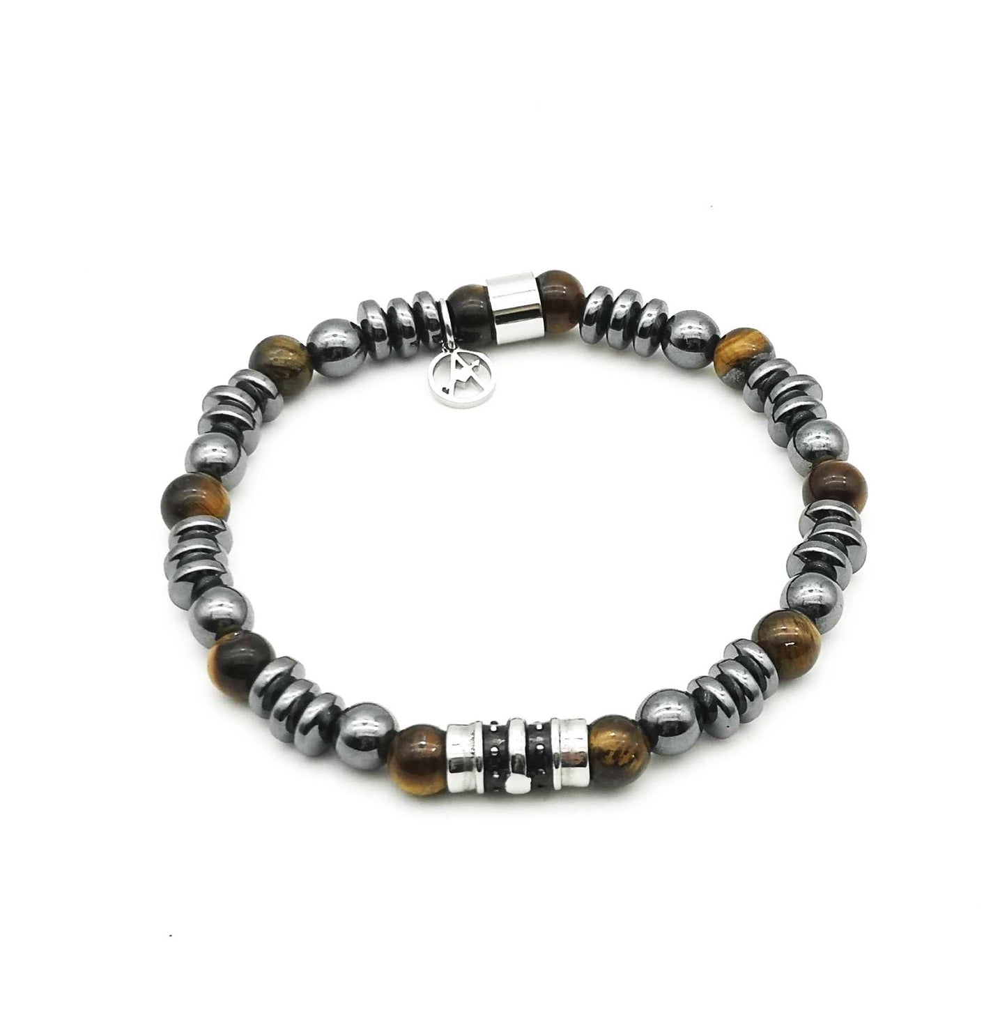 Bracelet élastique pour homme composé de perles rondes en œil de tigre marron, de billes et disques en hématite gris foncé métallisé, agrémenté d'un cylindre central en acier gravé et d'une breloque logo.