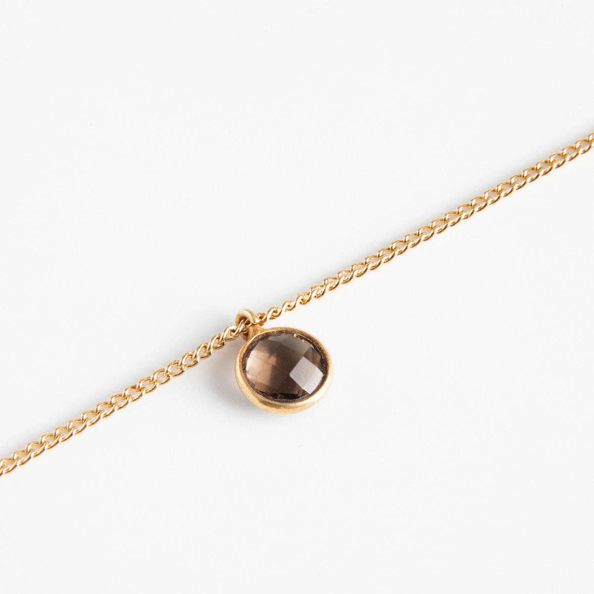 Bracelet doré Céleste REF 143 pour femme avec chaîne fine, fermoir à ressort, médaille ronde gravée et petit pendentif serti clos couleur quartz brun fumé facetté.