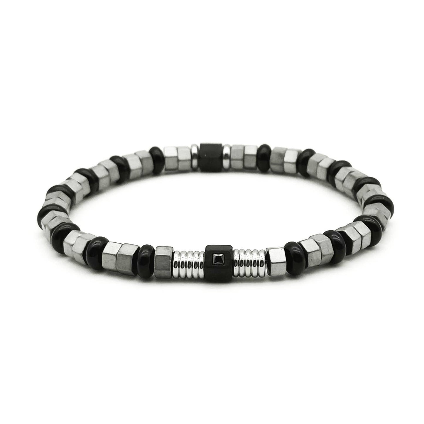Bracelet élastique pour homme au style géométrique cybernétique, alternant des perles cubiques en hématite mate, de petits écrous hexagonaux en acier argenté et des disques noirs brillants, doté d'un cube noir central serti d'un strass.