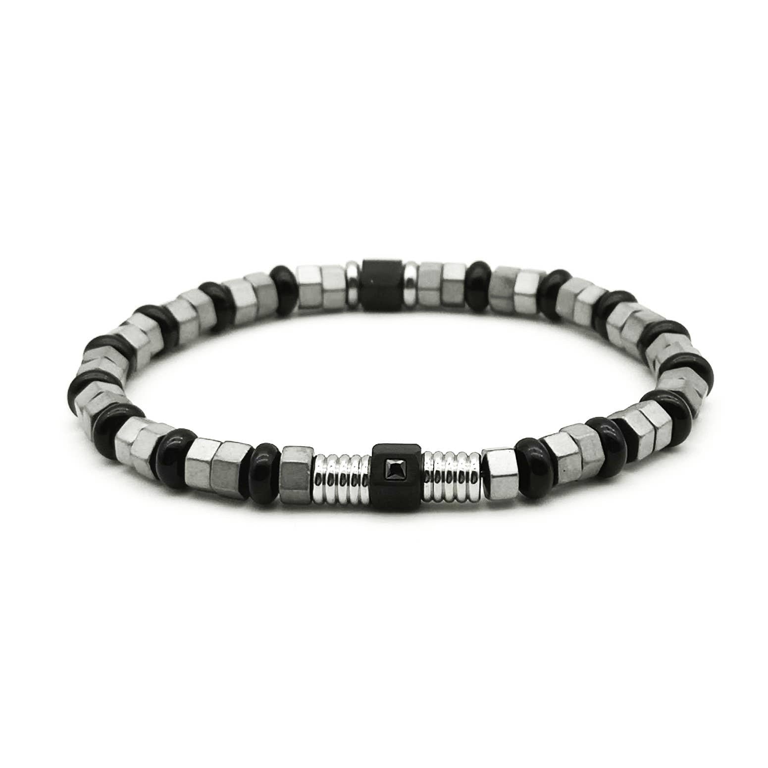 Bracelet élastique pour homme au style géométrique cybernétique, alternant des perles cubiques en hématite mate, de petits écrous hexagonaux en acier argenté et des disques noirs brillants, doté d'un cube noir central serti d'un strass.