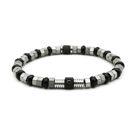Bracelet élastique pour homme au style géométrique cybernétique, alternant des perles cubiques en hématite mate, de petits écrous hexagonaux en acier argenté et des disques noirs brillants, doté d'un cube noir central serti d'un strass.
