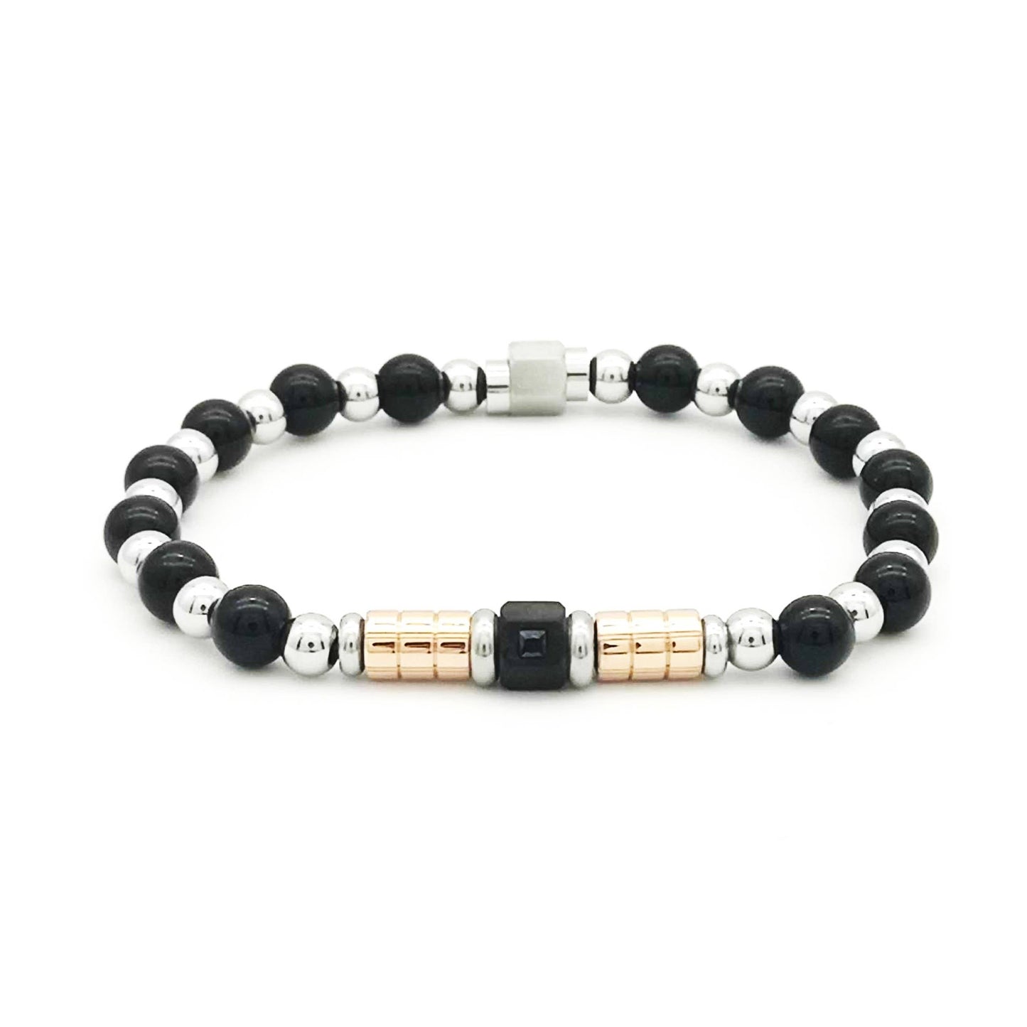 Bracelet pour homme composé de perles rondes en onyx noir brillant alternées avec des billes en acier argenté, orné de cylindres striés or rose, d'un cube noir central serti d'un strass et d'un fermoir magnétique.