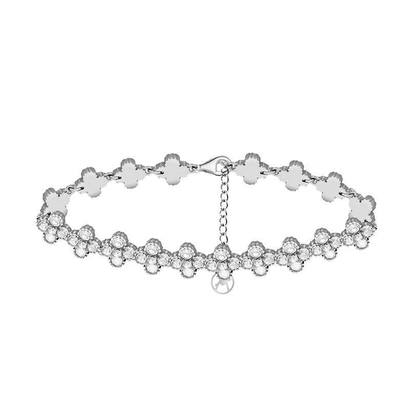 Bracelet argenté de style haute joaillerie avec maillons en forme de trèfles sertis de strass blancs brillants.