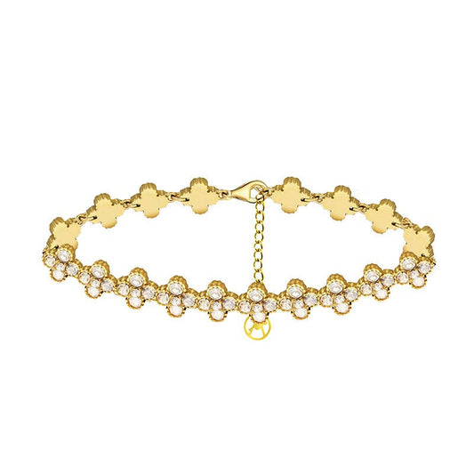 Bracelet chaîne doré pour femme composé de trèfles à quatre feuilles pavés de cristaux blancs étincelants.