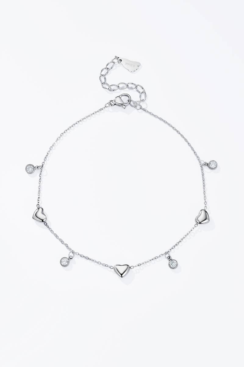 Bracelet de cheville argenté étincelant avec petits charms cœurs polis et strass ronds sertis clos.