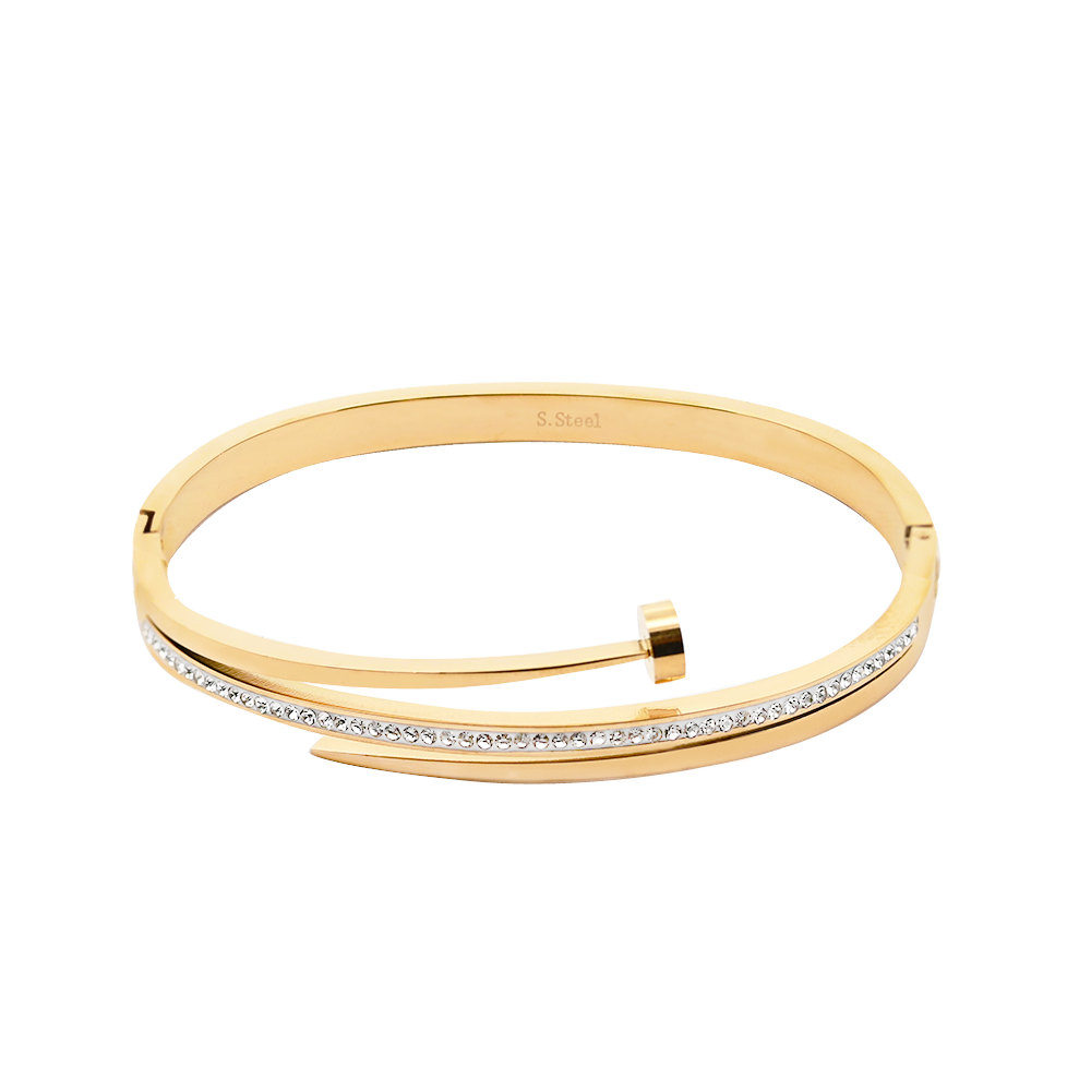 Bracelet jonc rigide doré pour femme en acier inoxydable, design clou asymétrique avec ligne de cristaux blancs brillants.